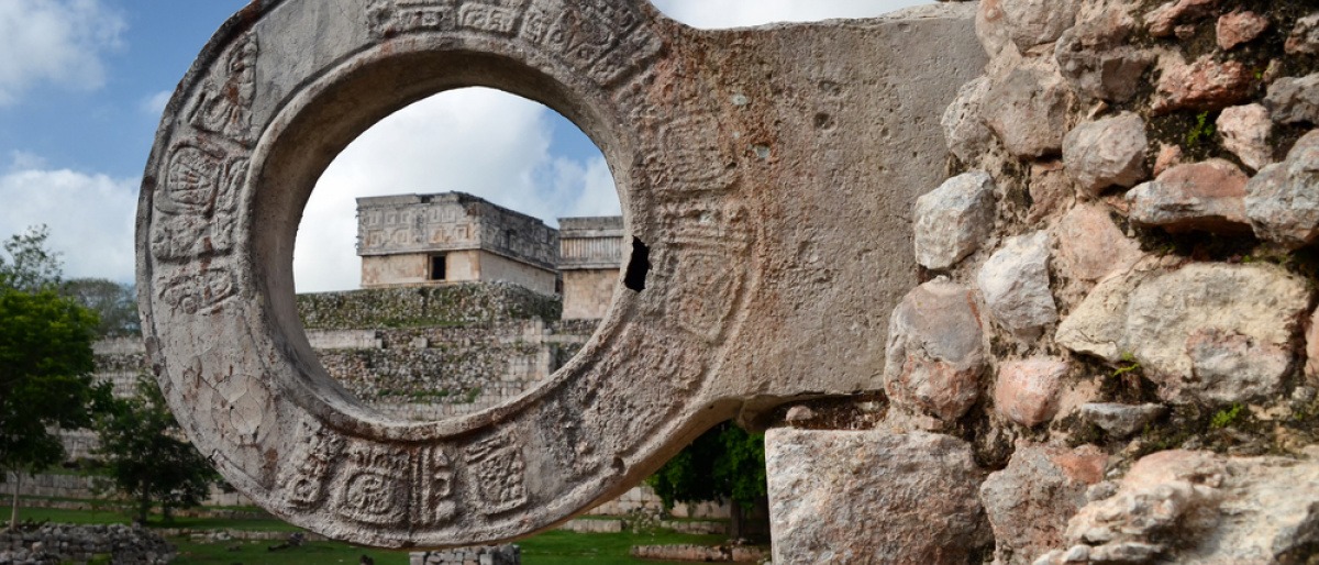 Steinring in der Maya-Siedlung Uxmal in Yucatan