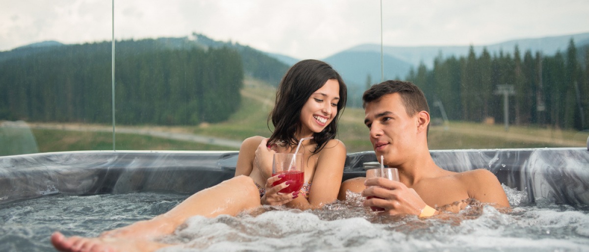 Mann und Frau entspannen im eigenen Whirlpool