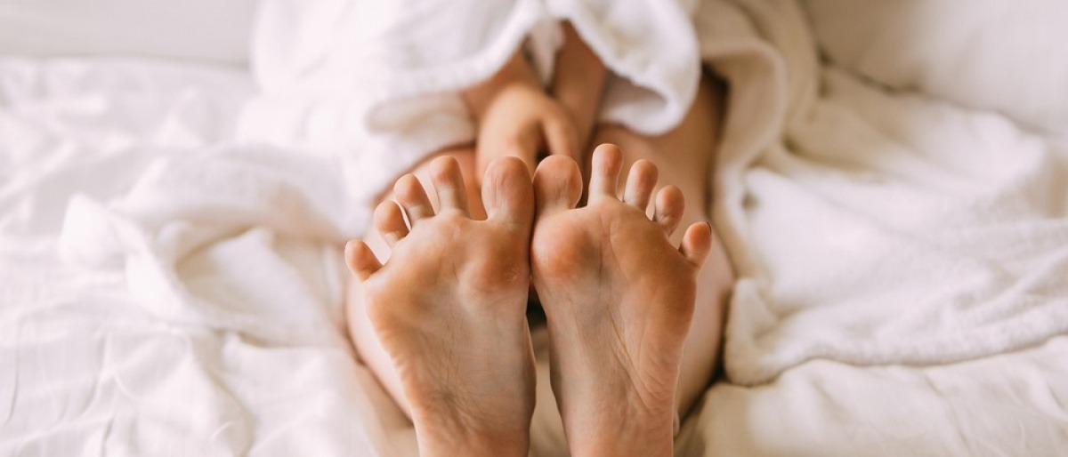 Füße sind nackt als Hausmittel gegen Schweißfüße