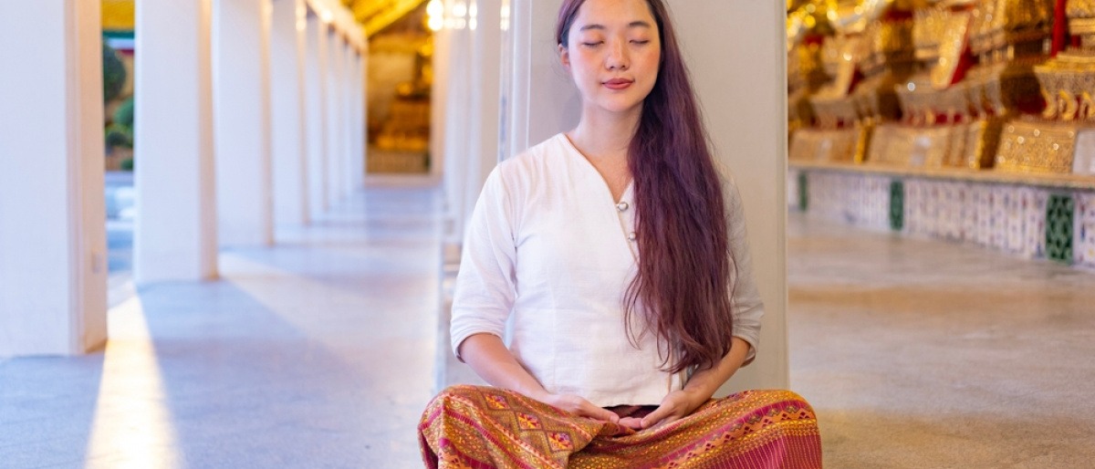 Frau bei der Meditation im Kloster