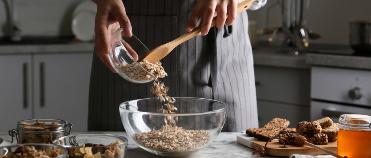 Frau bäckt Proteinriegel selber