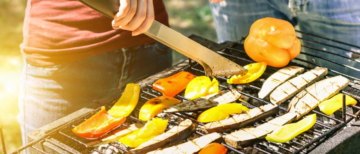 Person beim vegetarischen Grillen 