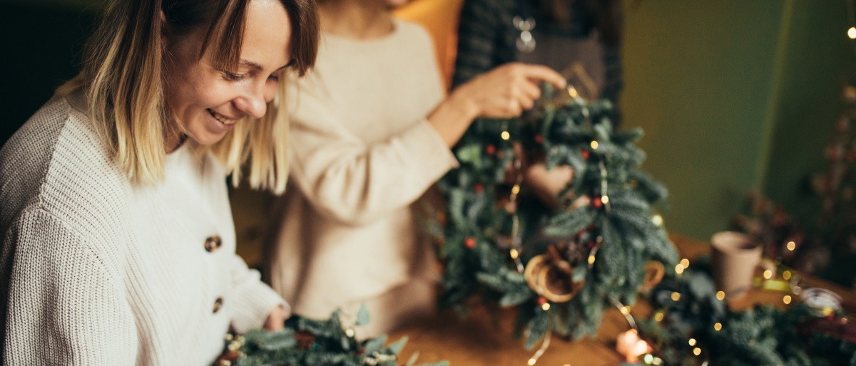 Frauen basteln Weihnachtsgestecke