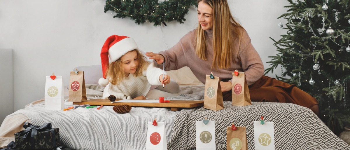 Mutter und Tochter basteln zusammen einen Adventskalender