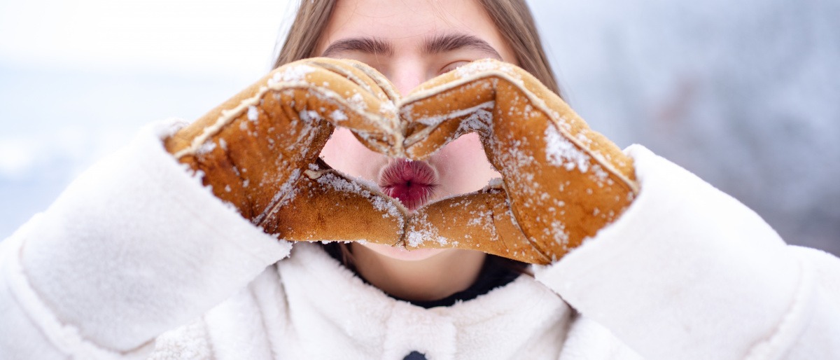 Frau macht einen Kussmund im Schnee