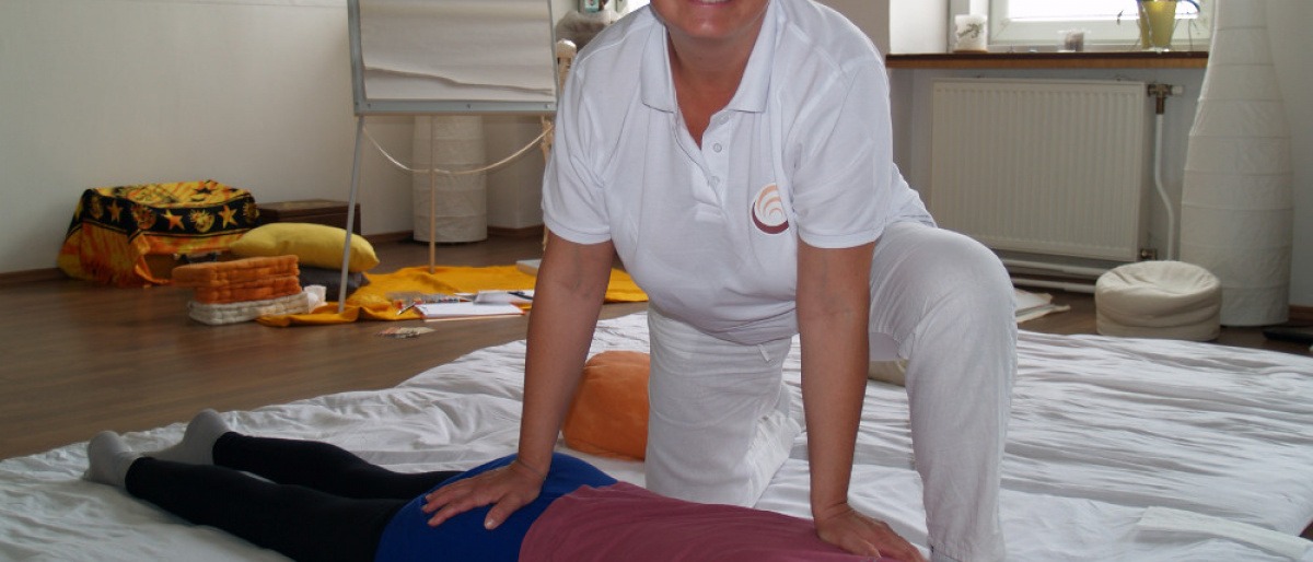 Dr. Andrea Baumgartner macht eine Shiatsu Behandlung