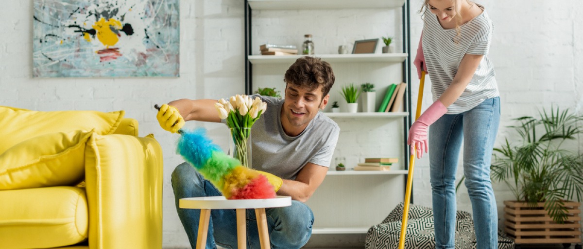 Frühjahrsputz Checkliste - junges Paar beim Frühjahrsputz in der eigenen Wohnung.