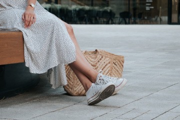Frau mit Kleid und Sneaker im Retro-Stil
