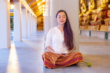Frau bei der Meditation im Kloster