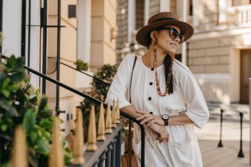 Frau mit Hut und luftigem Kleid im Sommer