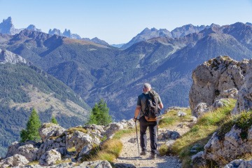 Mann bei einer Wanderung in den Bergen