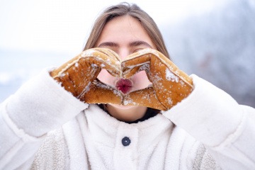 Frau macht einen Kussmund im Schnee