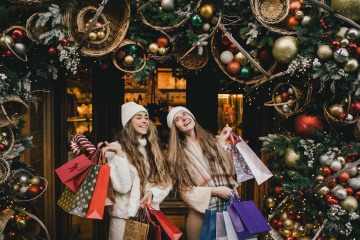 Zwei Freundinnen betreiben Weihnachtsshopping