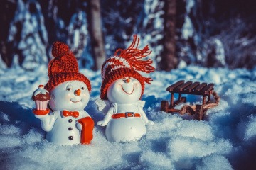 Liebende Schneemännchen stehen im Schnee