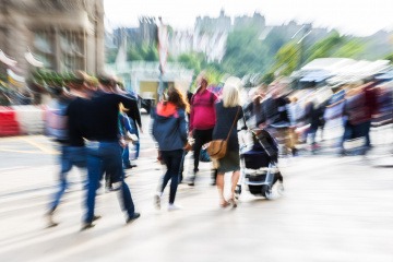 Viele Leute auf der Straße sind im Stress